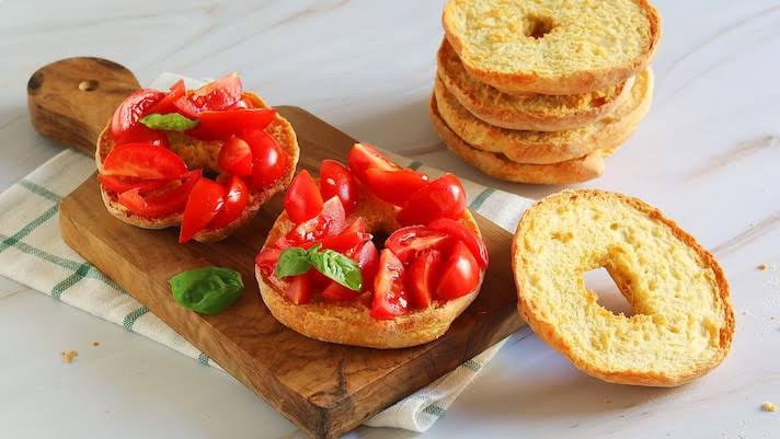 Frise con pomodoro fresco